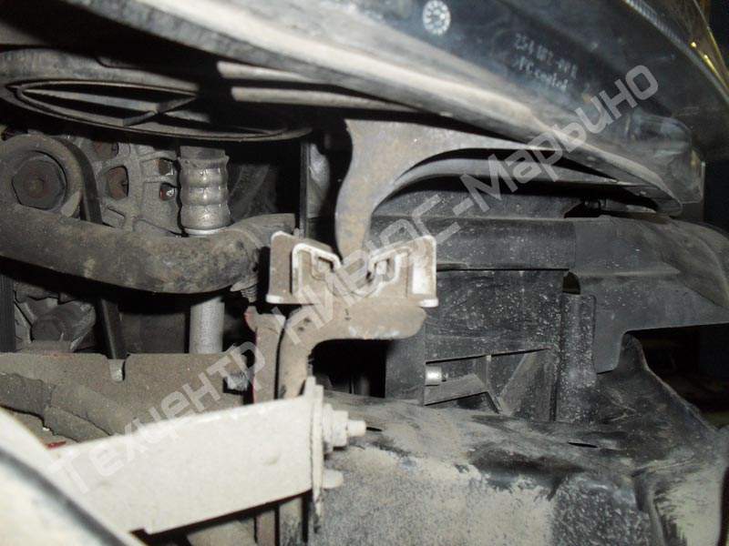 Демонтаж передней оптики на Ford Fiesta